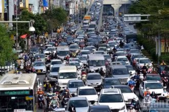 Xe cộ lưu thông trên trục đường Trường Chinh-Ngã Tư Sở (Hà Nội). (Ảnh: THÀNH ĐẠT/Báo Nhân Dân)
