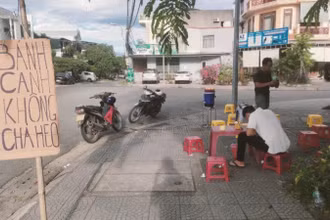 Thịt lợn và chế phẩm từ nó đã bị rút khỏi thực đơn nhiều hàng quán hơn một tháng nay.