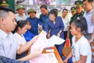Làm thủ tục cấp bìa hồng cho người Đan Lai tại bản Cò Phạt, xã Môn Sơn. (Ảnh THÀNH CƯỜNG)