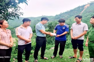 Chính quyền xã Đồng Tiến thăm hỏi, hỗ trợ gia đình có người bị lũ cuốn trôi. (Ảnh: CHÍ CƯỜNG)