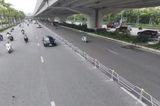 Đường Phạm Văn Đồng đang được triển khai lắp đặt hàng rào liên kết để phân làn ô-tô, xe máy.