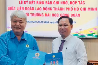 Đồng chí Võ Khắc Thái, Chủ tịch Liên đoàn Lao động thành phố (bên trái) và Phó giáo sư, Tiến sĩ Lê Mạnh Hùng, Hiệu trưởng Trường đại học Công đoàn (bên phải) thực hiện ký kết đào tạo, nâng cao trình độ, kiến thức, kỹ năng cho cán bộ công đoàn Liên đoàn Lao động thành phố.