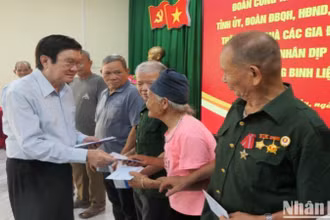 Nguyên Chủ tịch nước Trương Tấn Sang tặng quà cho các gia đình chính sách, người có công tại xã Thanh Thủy, tỉnh Tuyên Quang.