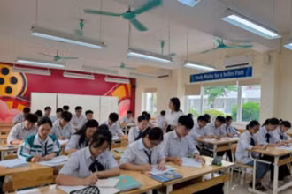 Giờ ôn tập của học sinh lớp 12 Trường THPT chuyên Lương Văn Tụy (thành phố Ninh Bình, tỉnh Ninh Bình).