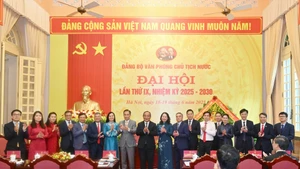 Đồng chí Lê Hoài Trung, Võ Thị Ánh Xuân chúc mừng Ban Chấp hành Đảng bộ Văn phòng Chủ tịch nước nhiệm kỳ 2025-2030. (Ảnh: THỦY NGUYÊN)