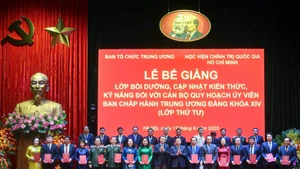Các đồng chí Lê Minh Hưng, Nguyễn Xuân Thắng trao chứng nhận tốt nghiệp cho các học viên. (Ảnh: THỦY NGUYÊN)