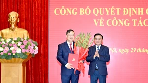Thường trực Ban Bí thư Trần Cẩm Tú trao Quyết định của Bộ Chính trị bổ nhiệm đồng chí Phạm Gia Túc giữ chức Chánh Văn phòng Trung ương Đảng. (Ảnh ĐĂNG KHOA)