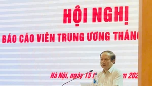 Đồng chí Phạm Tất Thắng, Ủy viên Trung ương Đảng, Phó Trưởng ban Tuyên giáo và Dân vận Trung ương phát biểu tại hội nghị.