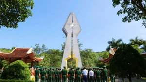Đoàn công tác của Quân ủy Trung ương, Bộ Quốc phòng dâng hương tưởng niệm các anh hùng liệt sĩ tại Đài tưởng niệm các anh hùng liệt sĩ Pò Hèn.