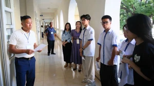 Các thí sinh làm thủ tục vào phòng thi.