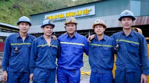 Thợ lò tiêu biểu, điển hình Phạm Đình Duẩn (người đứng giữa) với các đồng nghiệp.