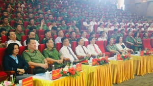 Các đại biểu dự lễ mít-tinh.