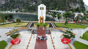 Đoàn đại biểu Hội Nhà báo tỉnh Quảng Ninh, Trung tâm Truyền thông tỉnh Quảng Ninh dâng hương tại Đài tưởng niệm các Anh hùng liệt sỹ thành phố Hạ Long.