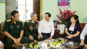 Phó Chủ tịch Quốc hội Nguyễn Khắc Định trò chuyện, thăm hỏi bệnh binh Hoàng Tài Liêm.