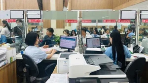 Trung tâm hành chính công thành phố Hạ Long giải quyết thủ tục hành chính cho người dân và doanh nghiệp.