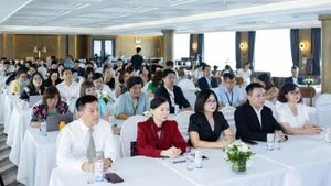 Các đại biểu tại tọa đàm.