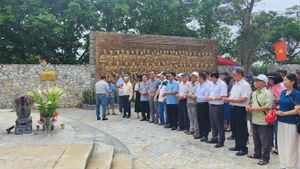 Đoàn đại biểu Hội Nhà báo tỉnh Quảng Ninh thắp hương tại ngôi Trường dạy làm báo Huỳnh Thúc Kháng ở huyện Đại Từ (tỉnh Thái Nguyên).