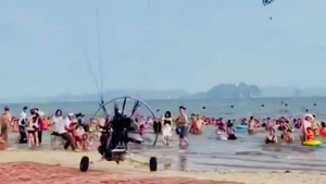 Dù lượn gặp sự cố khi cất cánh tại khu vực có đông người dân và du khách. (Ảnh cắt ra từ clip do người dân quay lại)