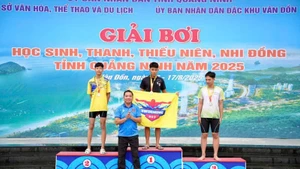 Lãnh đạo Sở Văn hóa, Thể thao và du lịch Quảng Ninh trao Giải cho các vận động viên có thành tích xuất sắc.