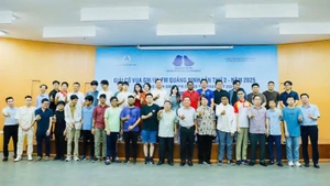 Ban tổ chức chụp ảnh lưu niệm với lãnh đạo và vận động viên các đoàn tham gia giải.