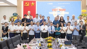 Các đại biểu chụp ảnh lưu niệm tại Lễ phát động Cuộc thi ảnh báo chí “Việt Nam trên hành trình đổi mới”.
