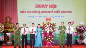 Thiếu tướng Nguyễn Hồng Ky, Phó Giám đốc Công an thành phố Hà Nội tặng hoa chúc mừng Ngày hội.