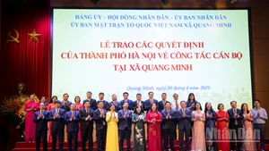 Bí thư Thành ủy Hà Nội Bùi Thị Minh Hoài cùng các đại biểu và lãnh đạo xã Quang Minh.