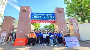 Đội tình nguyện ra quân tại các trường trung học trên địa bàn.
