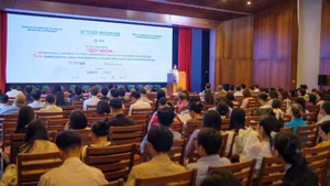 Đông đảo các nhà khoa học trong và ngoài nước tham dự hội nghị.