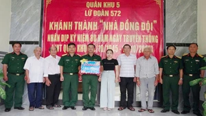 Thượng tá Nguyễn Thanh Đàn, Phó Chính ủy Lữ đoàn 572 tặng quà và bàn giao nhà cho Thượng úy quân nhân chuyên nghiệp Nguyễn Tấn Thành.