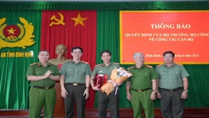 Các đồng chí công an tỉnh Bình Định nhận quyết định.