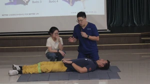 Bác sĩ hướng dẫn các bước sơ cấp cứu tại Bệnh viện Bình Định.