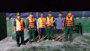 Đồn Biên phòng Tam Quan Nam tiếp nhận ngư dân gặp nạn từ tàu vận tải VTT-169 Xuân Toàn.