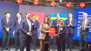 Bí thư Tỉnh ủy Hồ Quốc Dũng (hàng trước, bên phải) trao Giấy chứng nhận đăng ký đầu tư cho đại diện Công ty SYRE Impact AB.