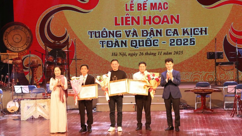 Udělení stříbrné medaile za hru. (Foto: Organizační výbor) bac-vo-1543.jpg