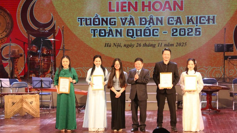 Udělování cen vynikajícím tvůrčím složkám. (Foto: Organizační výbor) thanh-phan-7440.jpg