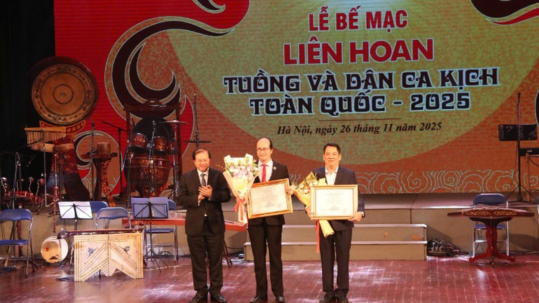 Udělení zlaté medaile za hru. (Foto: Organizační výbor) vang-vo-7506.jpg