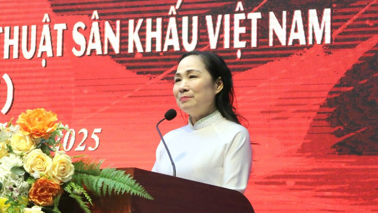 Nghệ sĩ Nhân dân Trịnh Thúy Mùi, Chủ tịch Hội Nghệ sĩ sân khấu Việt Nam phát biểu. mui-7815.jpg