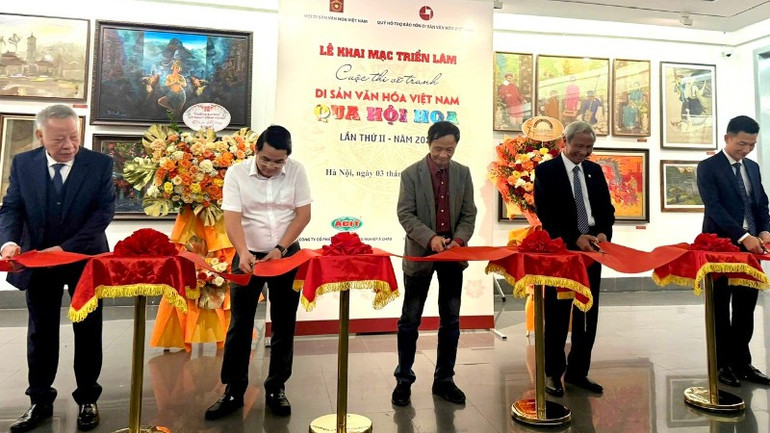 Delegáti přestřihli pásku a zahájili 2. výstavu obrazů „Vietnamské kulturní dědictví skrze malbu“ v roce 2025. cat-bang-5424.jpg