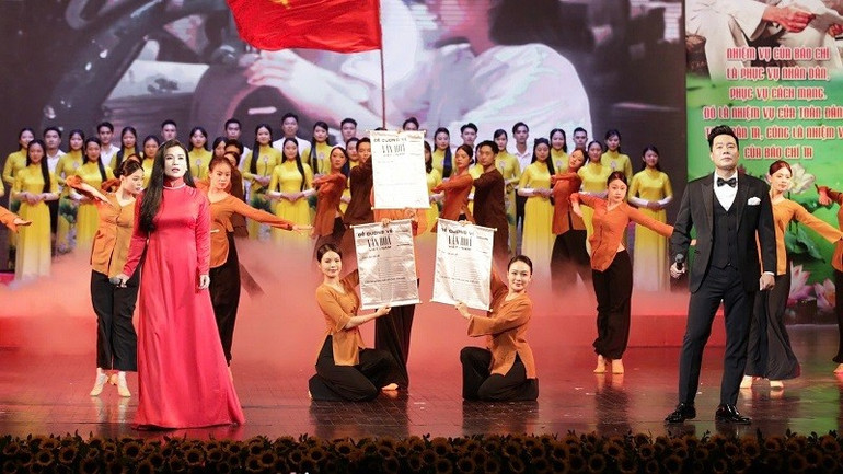 Chương trình mang đến nhiều tiết mục nghệ thuật được dàn dựng công phu. (Ảnh: TUẤN MINH) anh-4-1.jpg