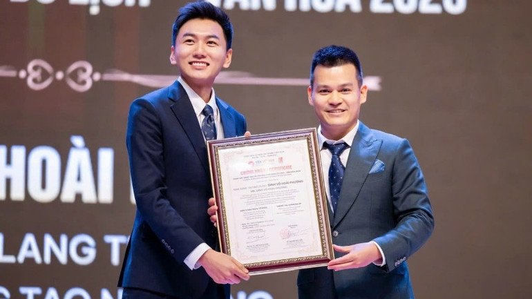 '관광 및 문화 분야의 영감과 창의성을 불어넣는 인물' 부문에서 코아이 랑 탕 씨가 수상의 영예를 안았습니다. (사진: 조직위원회) khoai-8570.jpg