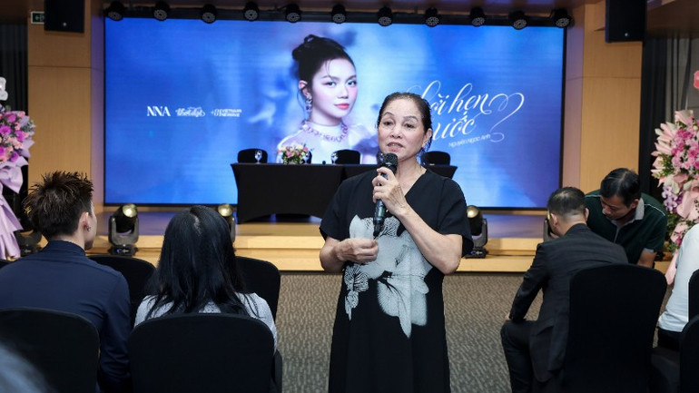 Nghệ sĩ Nhân dân Hà Thủy chia sẻ tại buổi ra mắt album. (Ảnh: MẠNH NGUYỄN) 038a5700-9412.jpg