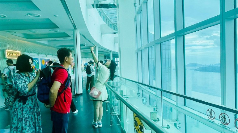 Visitors check in at the BUSAN X the SKY Observatory. checkin-7185.jpg