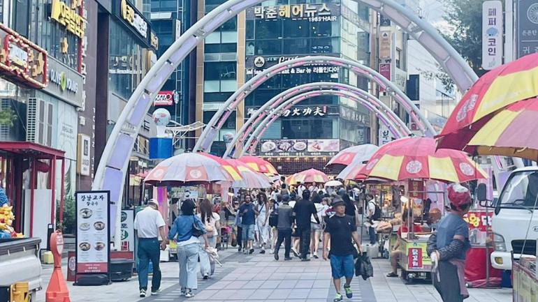 BIFF Square is a must-see destination for Korean cinema lovers who want to explore Busan's youthful and creative lifestyle. biff-2617.jpg