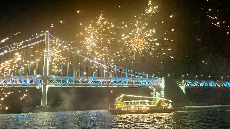 Cruising Haeundae Beach on a cruise in the light of brilliant fireworks is an unforgettable experience. ngam-du-thuyen-2731.jpg