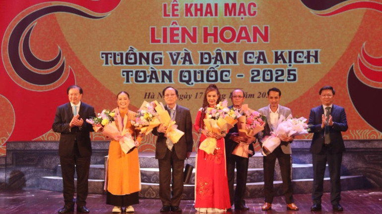 Arrangörerna överlämnade blommor till Konstnärsrådet. tang-hoa-hoi-dong-nt-7425.jpg