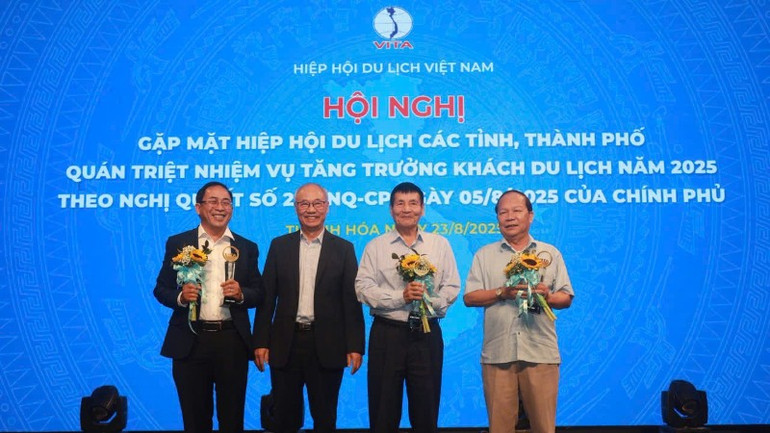Trao bằng khen, kỷ niệm chương cho các tập thể, cá nhân có nhiều đóng góp. trao-1808.jpg
