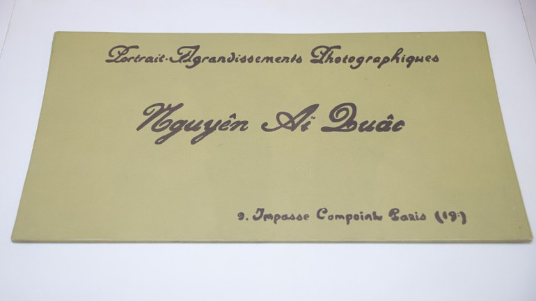 Danh thiếp thợ ảnh của Nguyễn Ái Quốc. (Ảnh: VIỆT HÙNG) danh-thiep-5735.jpg