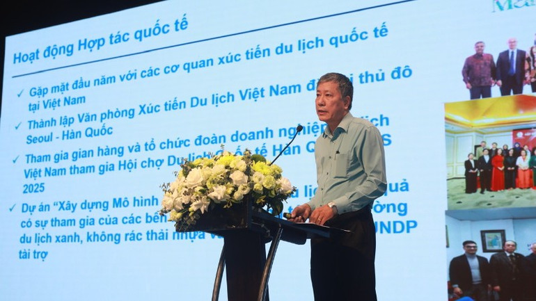 Ông Vũ Quốc Trí, Tổng Thư ký Hiệp hội Du lịch Việt Nam báo cáo tóm tắt kết quả hoạt động 6 tháng đầu năm và nhiệm vụ trọng tâm thời gian tới của hiệp hội. tri-8950.jpg
