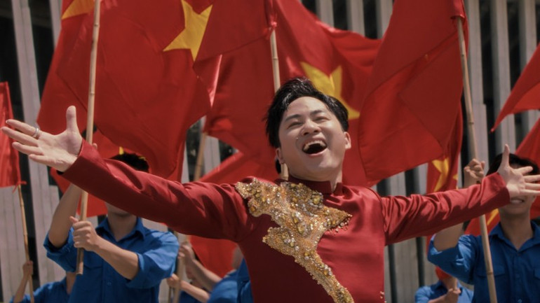 Với “Viết tiếp câu chuyện hòa bình”, Tùng Dương đã thể hiện được chất giọng giàu nội lực, hào sảng và mạnh mẽ. (Ảnh: BTC) giong-2532.jpg